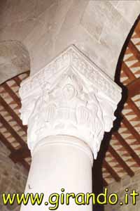 Pieve di Romena particolare delle colonne romane
